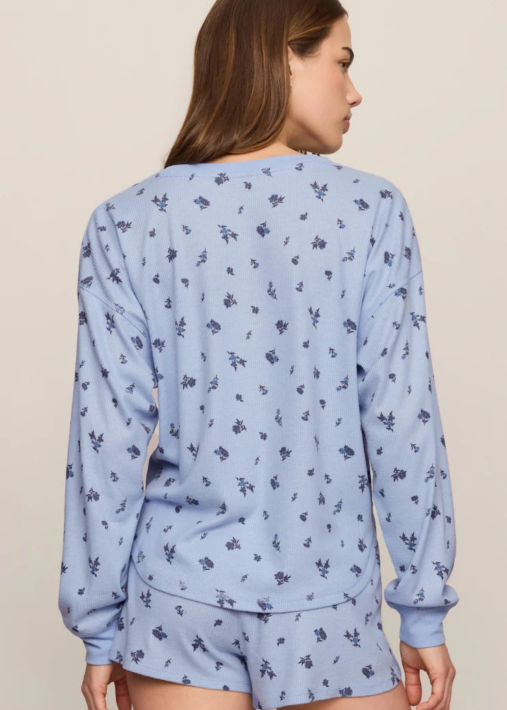 woman wearing long sleeve thermal top